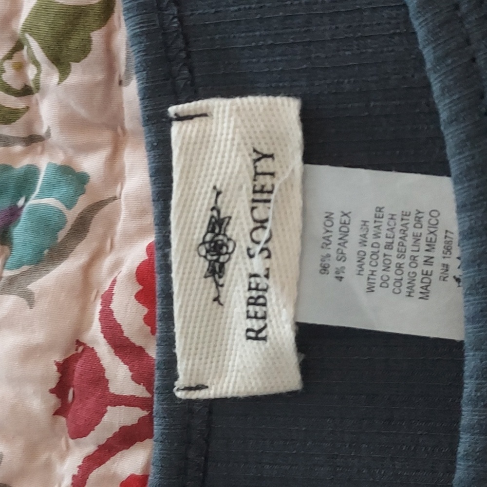 NWOT Gray Ribbed Tee - Picture 2 of 3